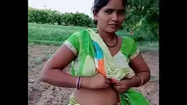 Desecudae - Hot Housewife Sanjana Desai Showing Her Navel Belly Botton In Saree desi  porn video