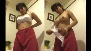 Desi Mommaa Wearing Saree desi porn video